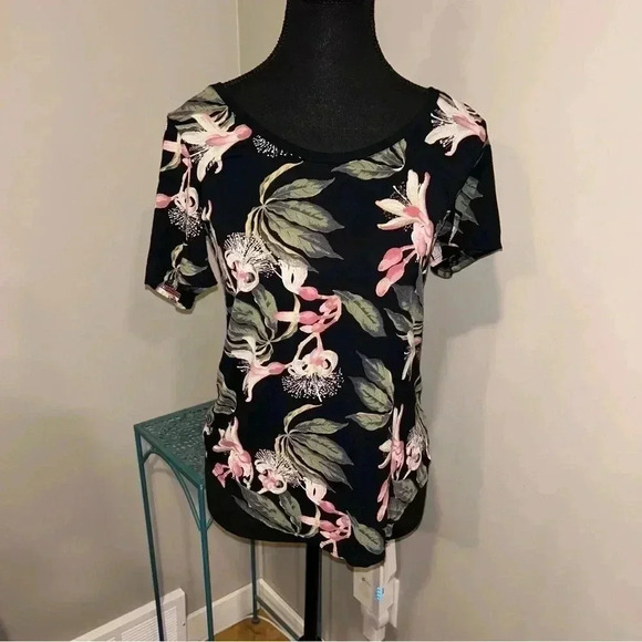 Aritzia- Babaton  Tee - Picture 1 of 6